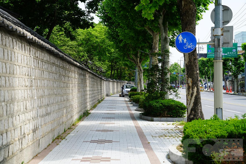 홍릉로 돌담길