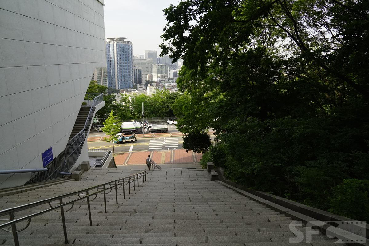 남산도서관 주차장 계단