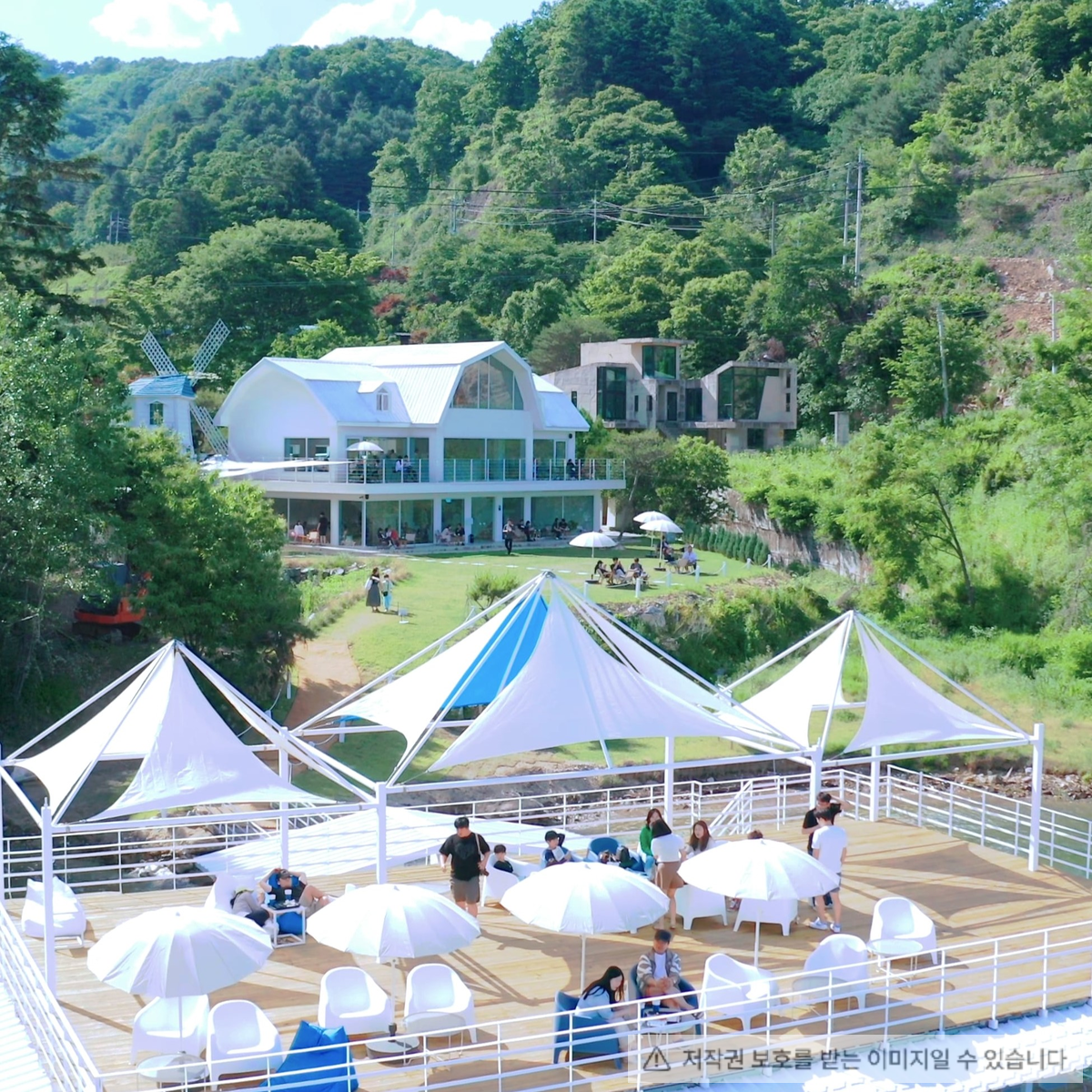 가평 카페 더강 (리버뷰, 올화이트 본관, 북한강 수상데크(전용 선착장), 대형 잔디정원)